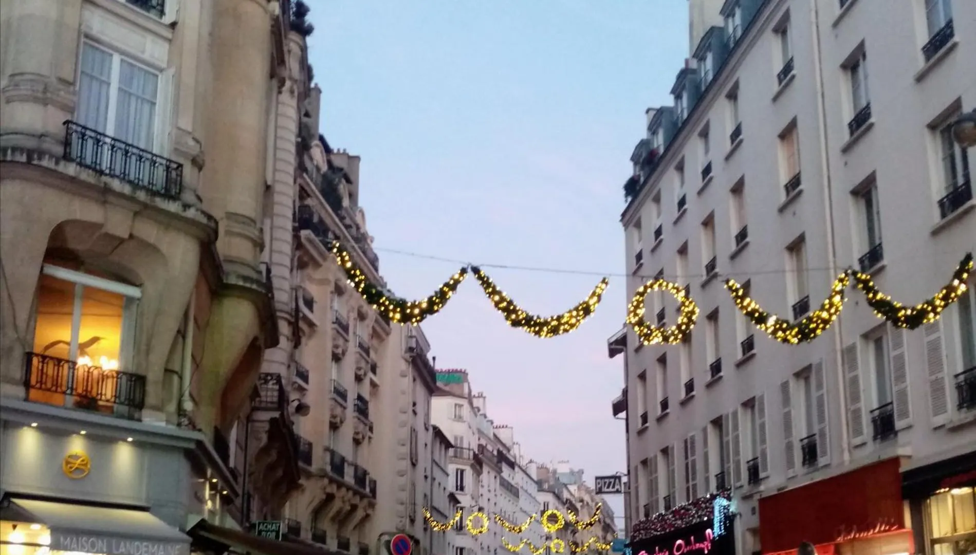 Avec Balcon Au Coeur * Paris